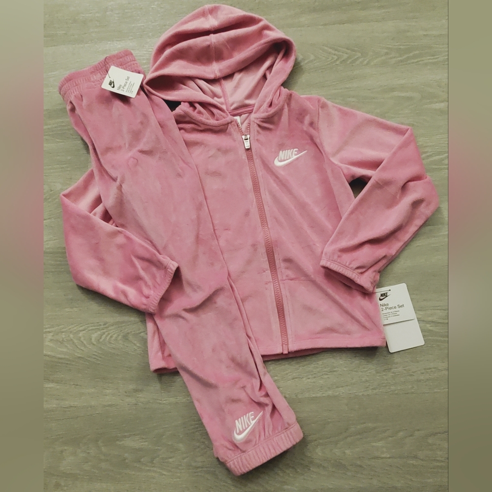 Girls Vekour Nike Set Size 6x NWT